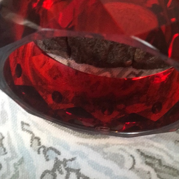 Vintage Lucite Acrylic Gem Cut Red Bangle Bracelet - Picture 4 of 7